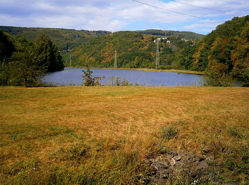 Hinter der Staumauer Schwammenauel-Heimbacher See
